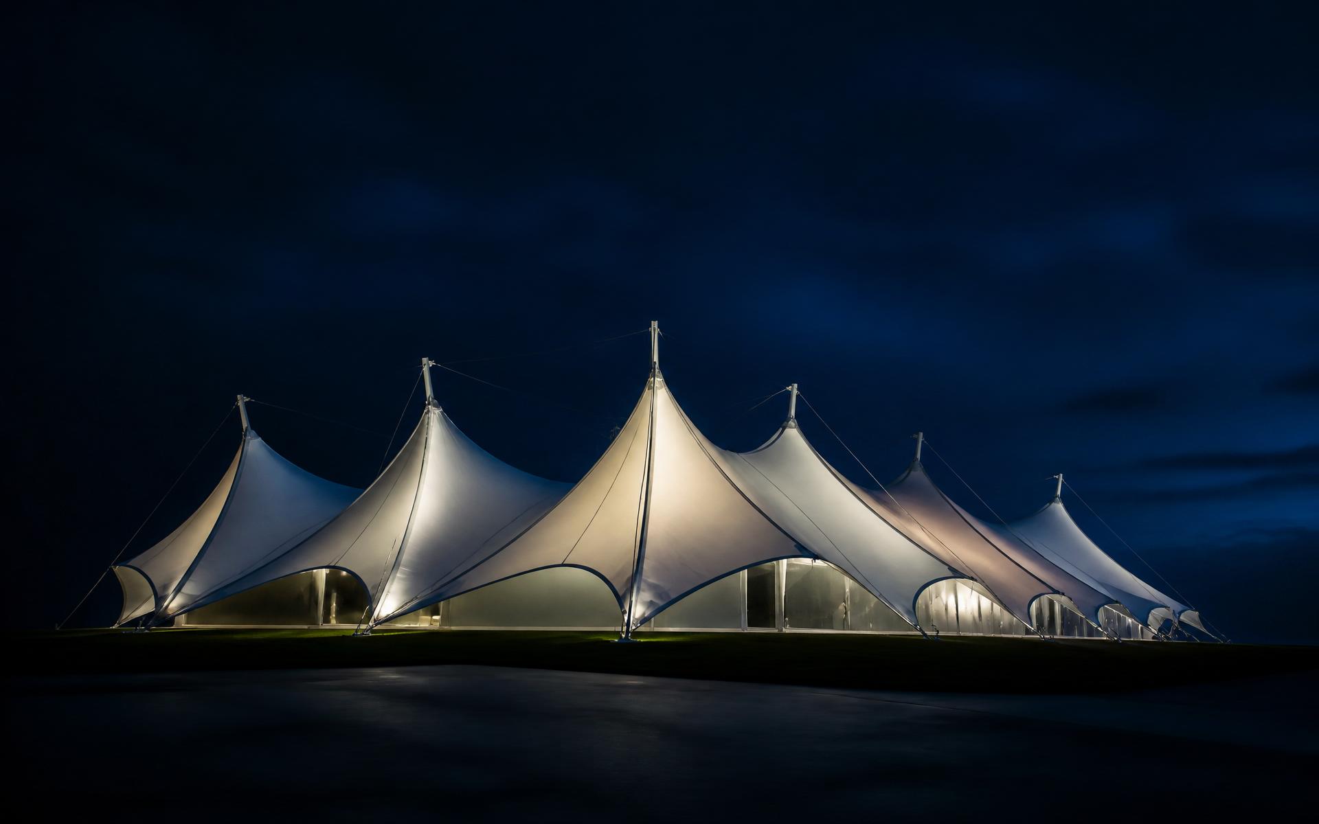 Estrutura de tenda iluminada ao crepúsculo
